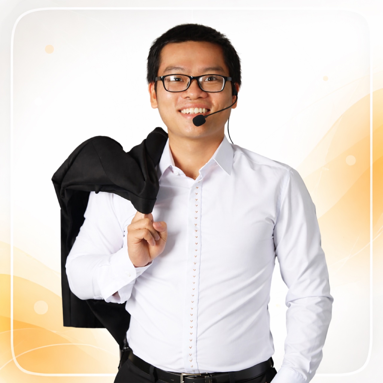 Thầy Lê Văn Thành, người dẫn dắt chương trình